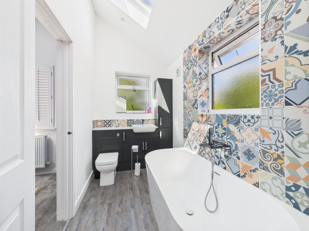 18. CAM04922G0-PR0050-STILL022