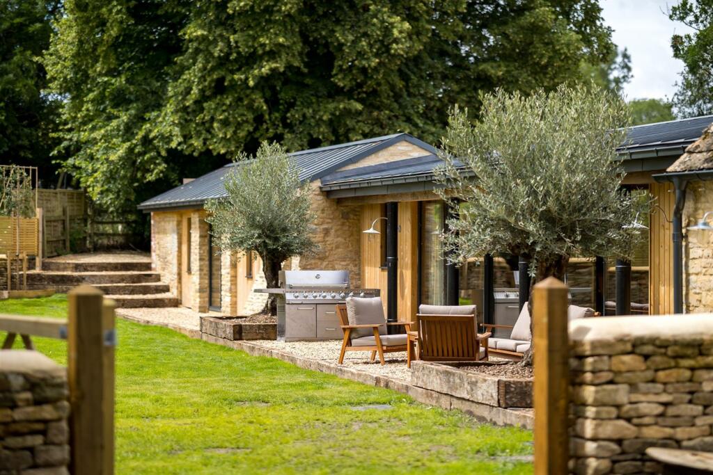 14 - The Stables - GL7 5DY - Web.jpg