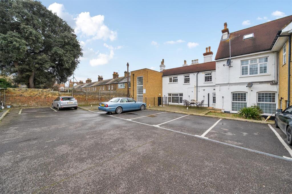 1 Bedroom Flat for sale in Westgate by Guildcrest 