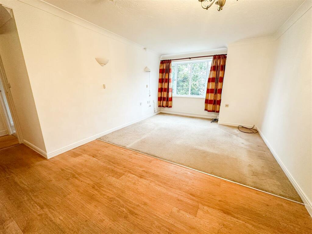 ALTERNATE VIEW OF LOUNGE