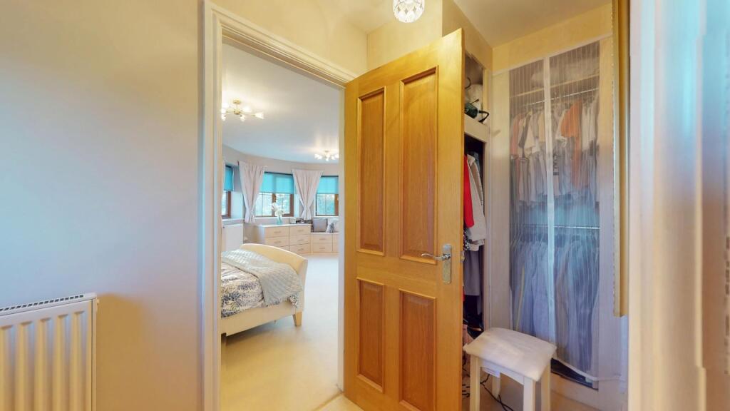 WALK-IN DRESSING ROOM