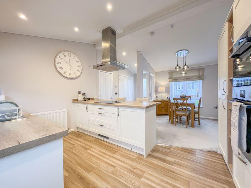OPEN PLAN KITCHEN/DINING ROOM