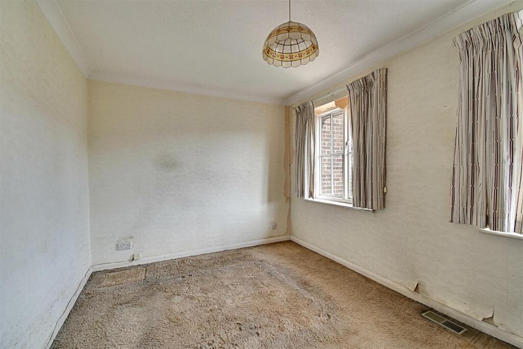 Bedroom 1_1.jpg