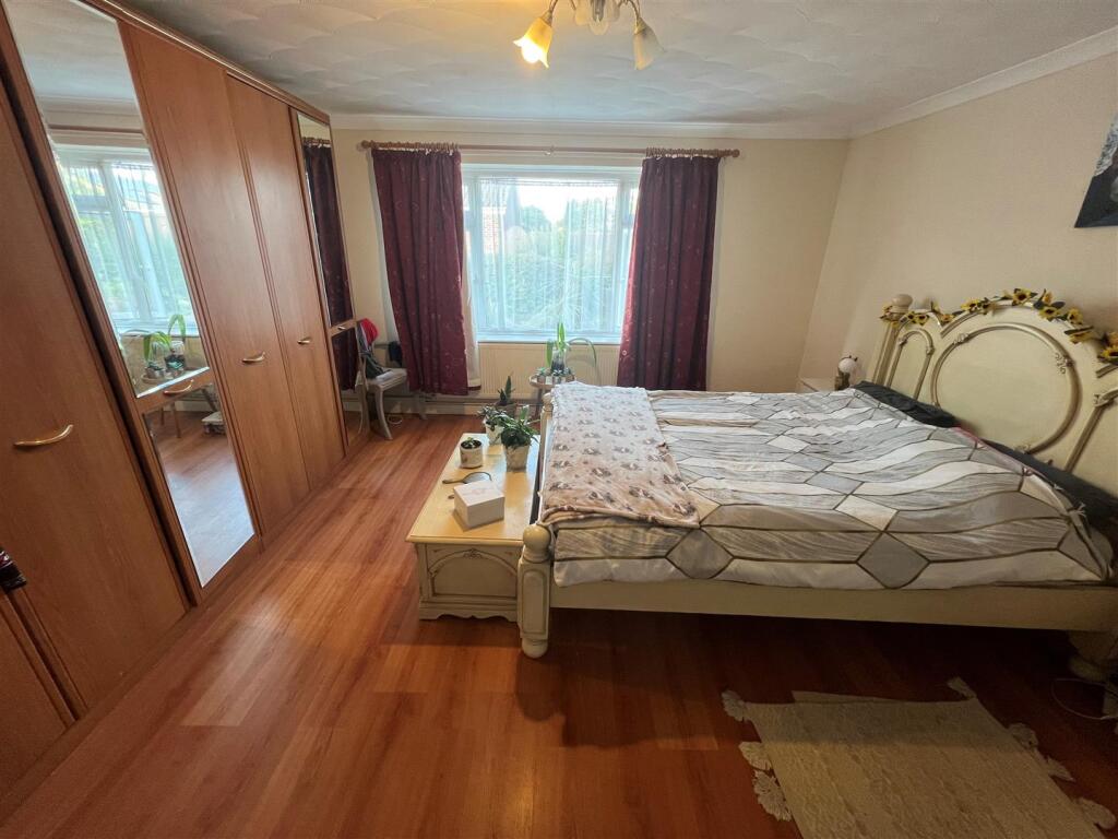 Bedroom 1.jpg