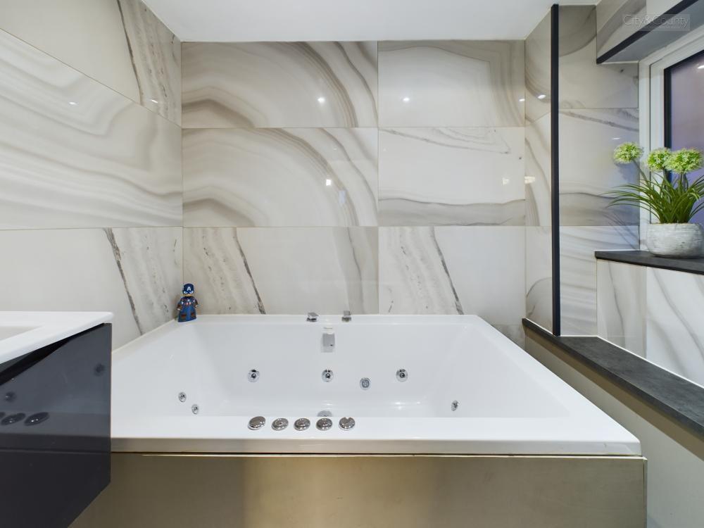 En-Suite To Master Bedroom