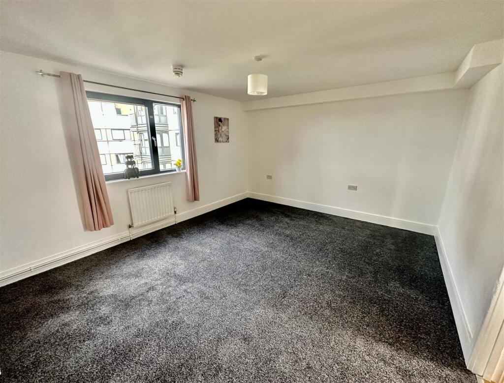 Master bedroom new.jpg