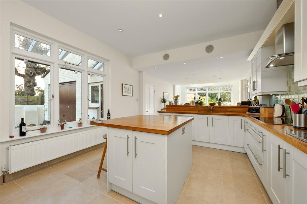 Kitchen/B'fast Room