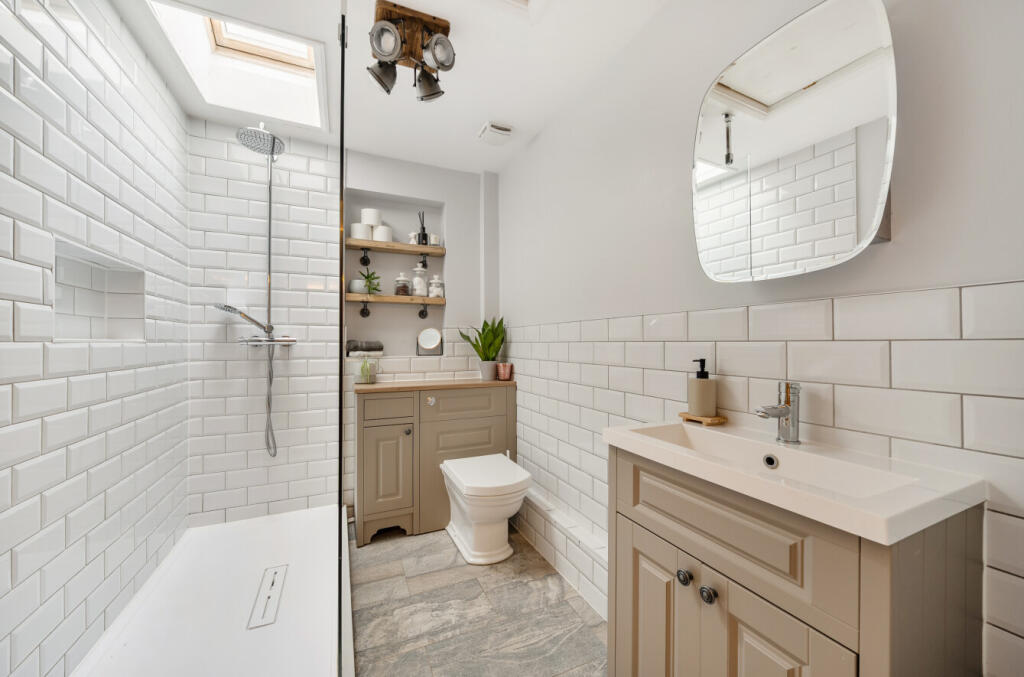 1374779-16-693c11...