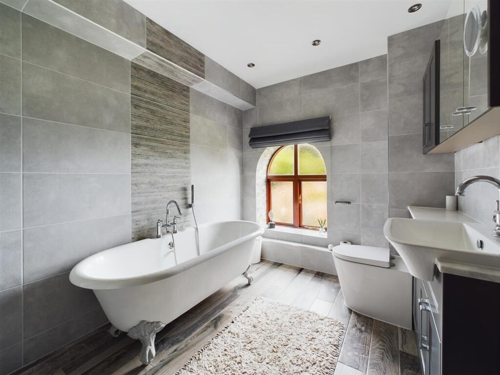 Bed 1 En-Suite (2).jpg