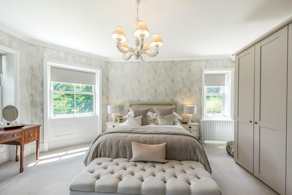 HEXAGONAL MAIN BEDROOM