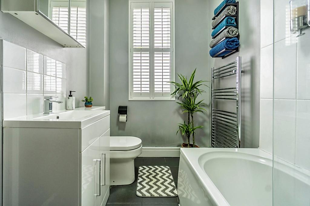 Jack &amp; Jill Bathroom