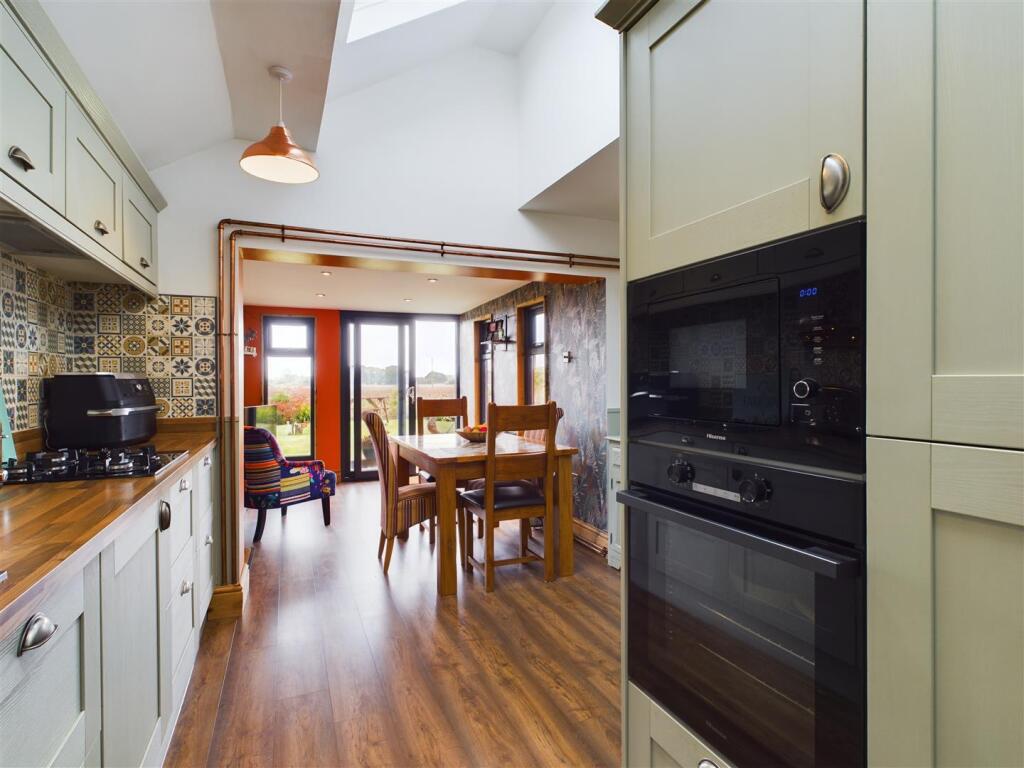 KITCHEN/DINER/LIVING