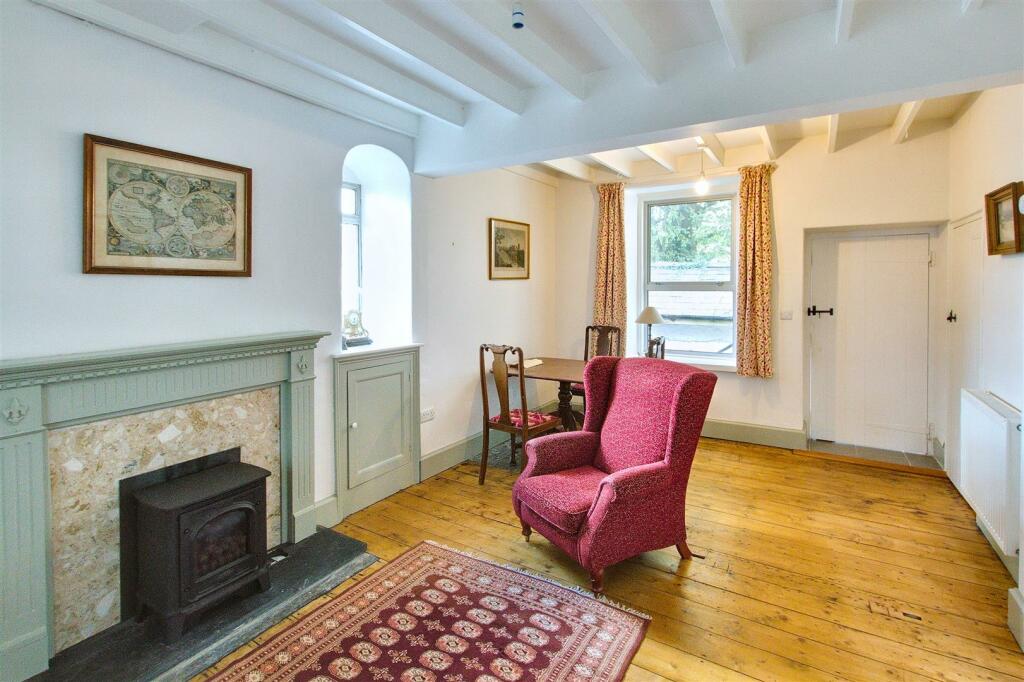 lounge/dining area