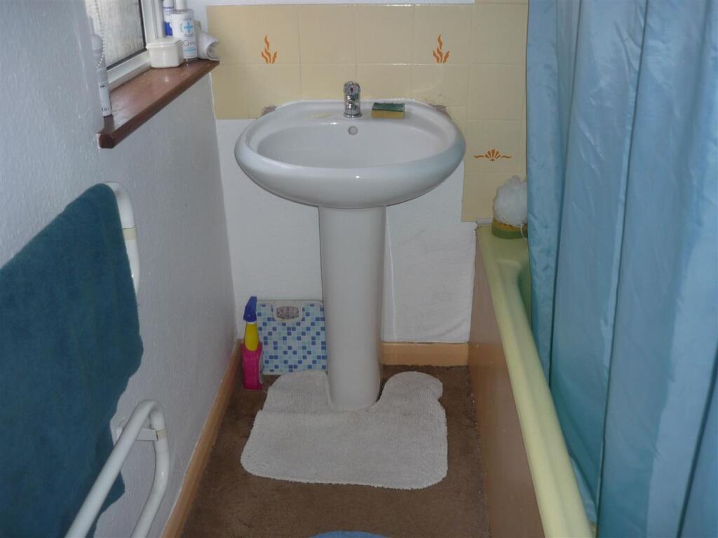 En Suite to Bedroom 3.JPG