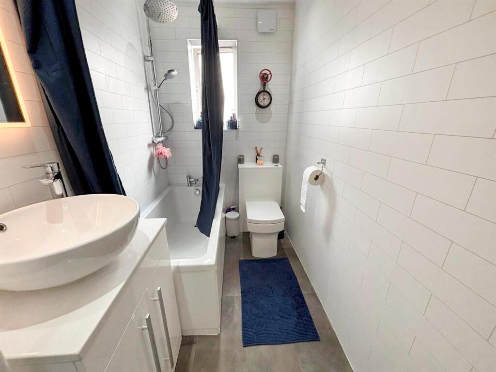 Modern Bathroom / WC: