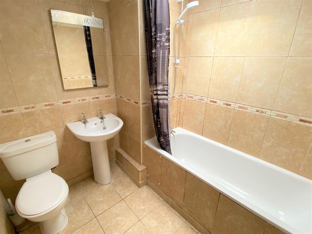 17 Trevelga Court Bathroom