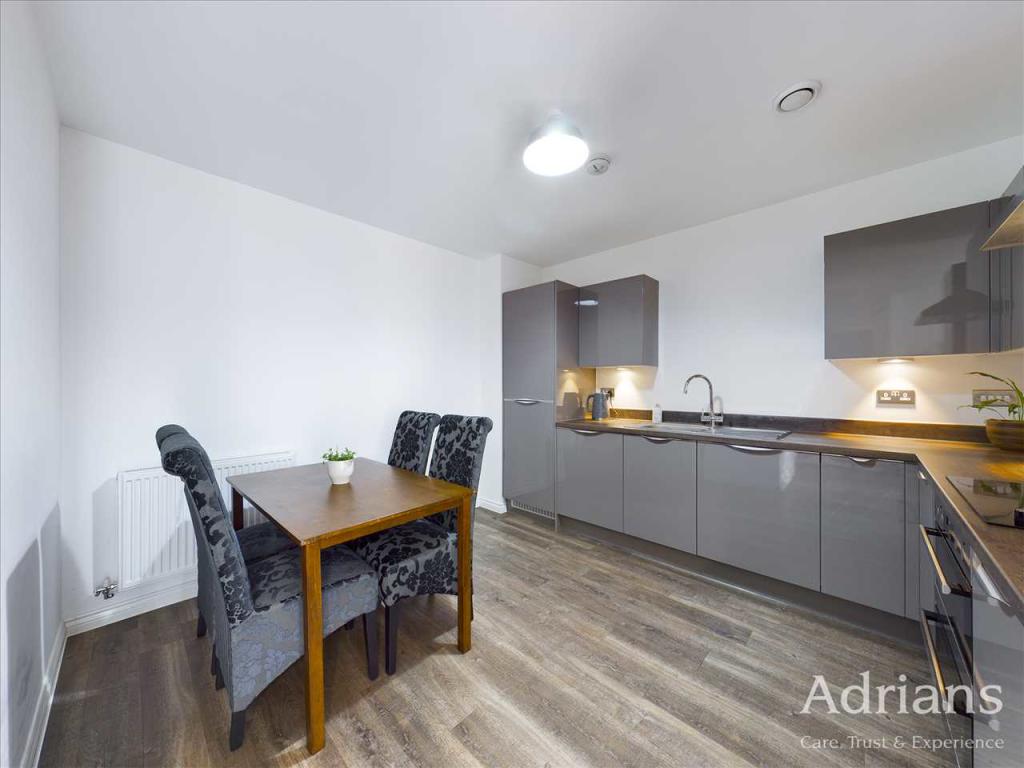 KITCHEN / DINING