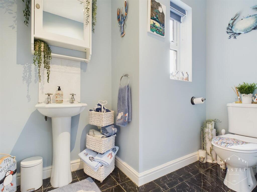 GUEST CLOAKROOM