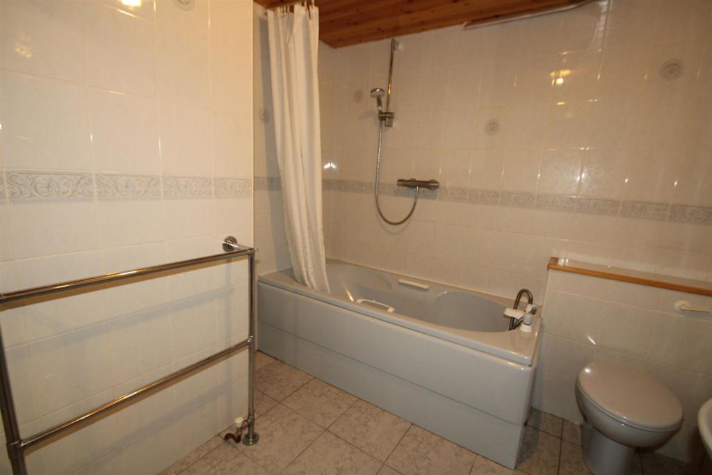 Bathroom 3 Aspect 2