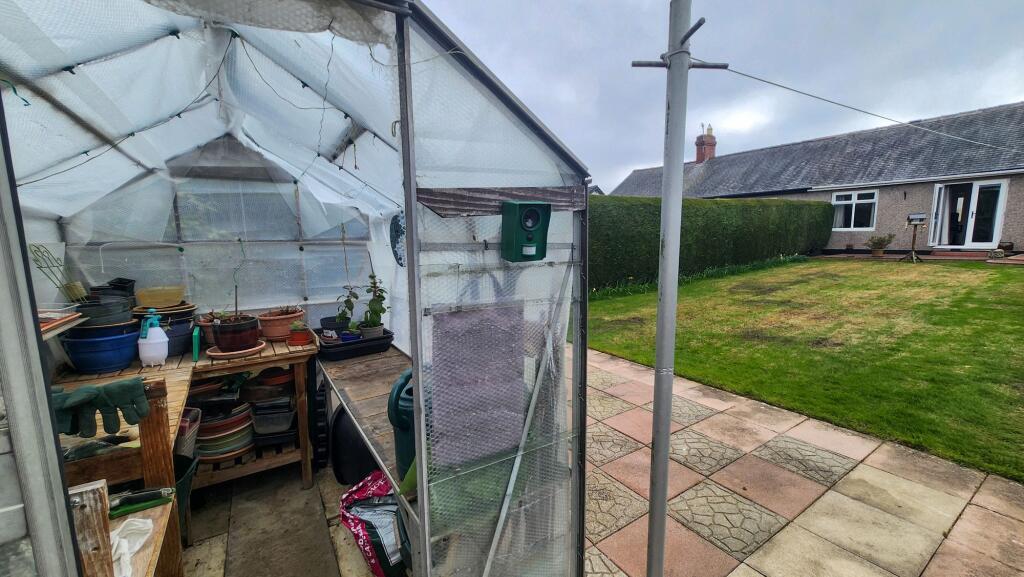 Stunning Garden &amp; Greenhouse