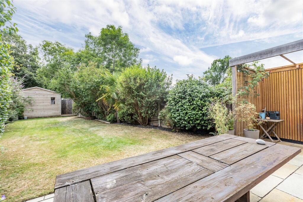 51 Hart Road, KT14 7NJ - 16.jpg