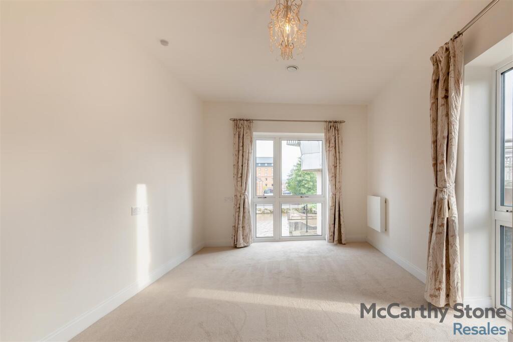 8668183-interior10.jpg