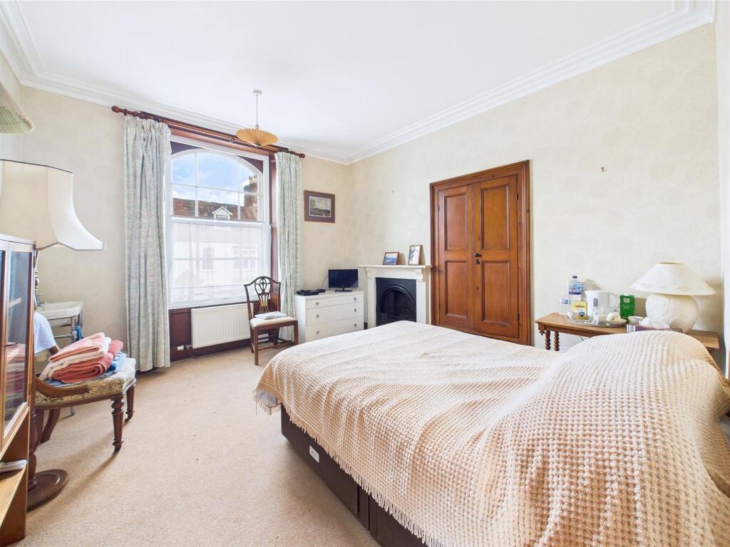 14 - LARGE HOUSE WITH ATTACHED 3- BED ANNEX THORNB