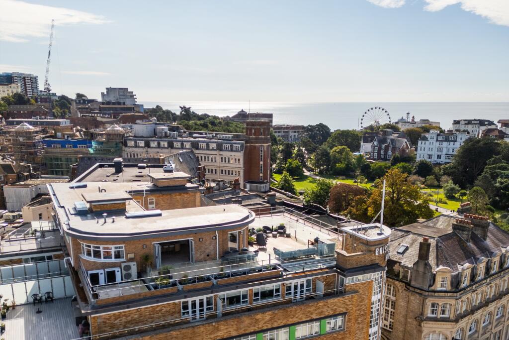 The Penthouse, Brist