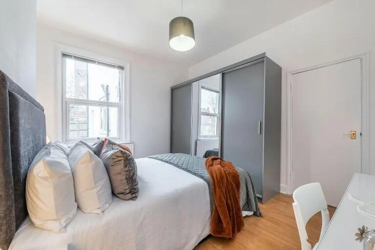 Bright and clean double bedroom featuring a com...