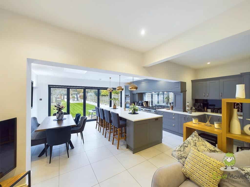 CAM01543G0-PR0103-STILL070