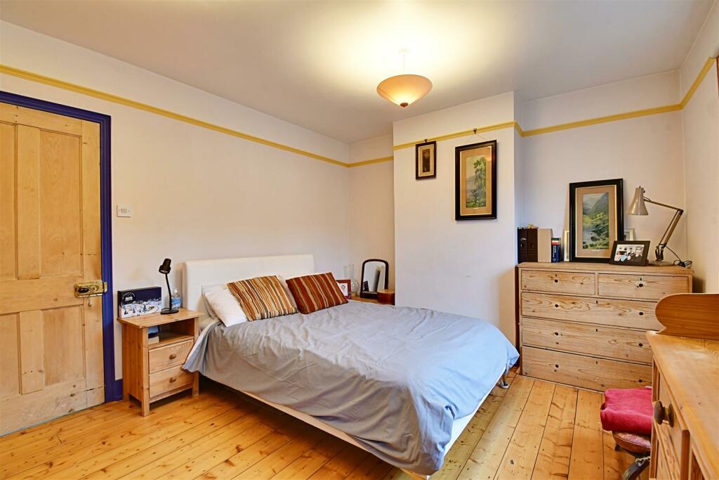 Bedroom 1_3.jpg