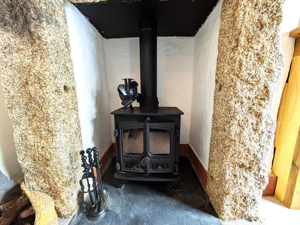 FEATURE FIREPLACE