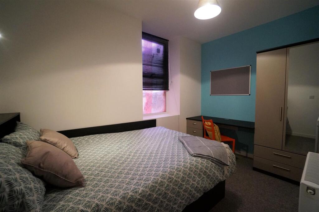 5HolyheadApart_bedroom2.2.JPG
