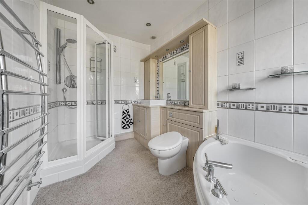 En Suite Bathroom: