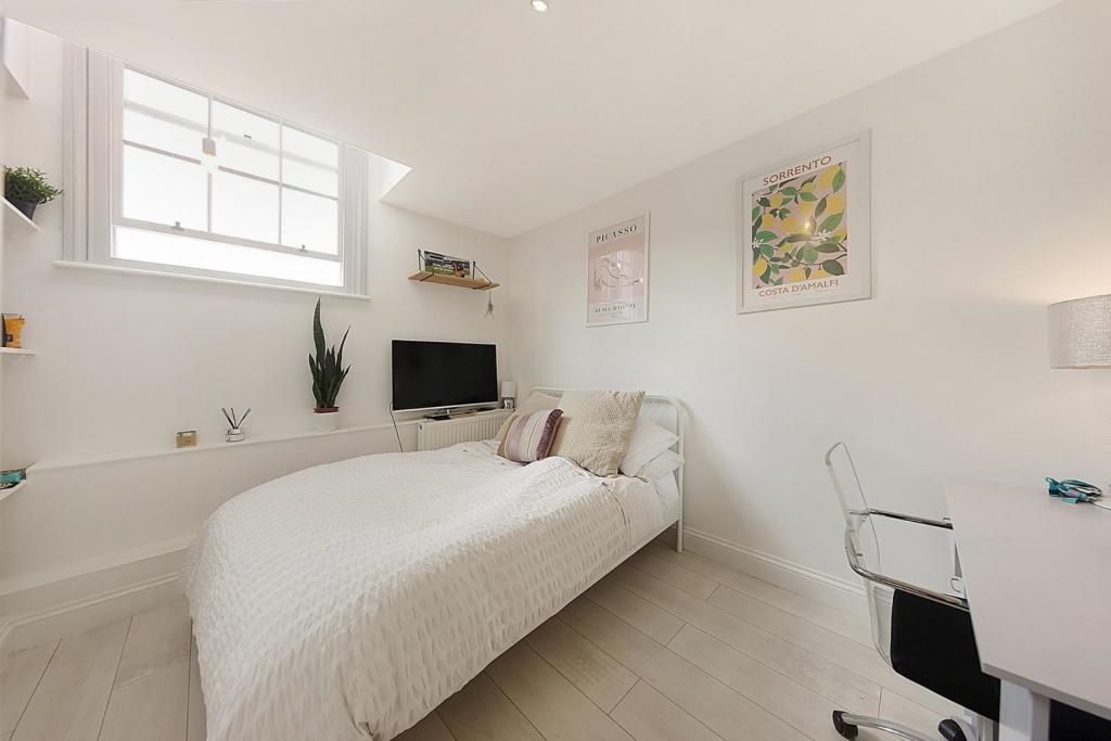 Bedroom (1).jpg