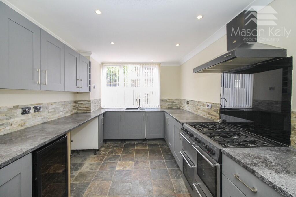 KITCHEN/BREAKFAST 
