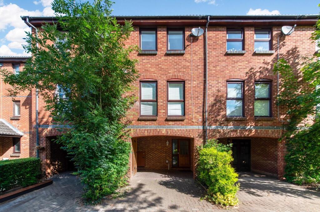 FARRIERS CLOSE,15-2.jpg