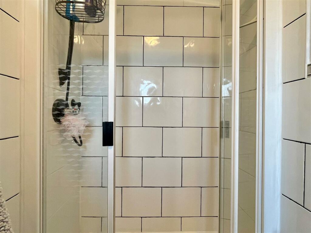 Ensuite 1.jpg