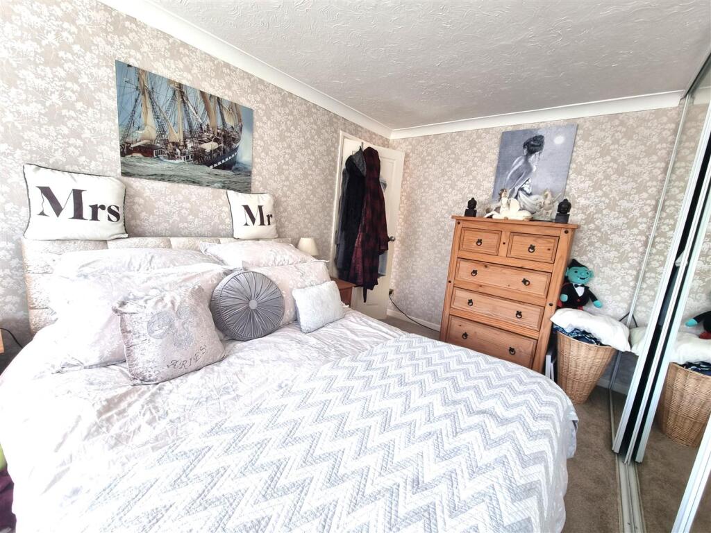 Bed 2.jpg