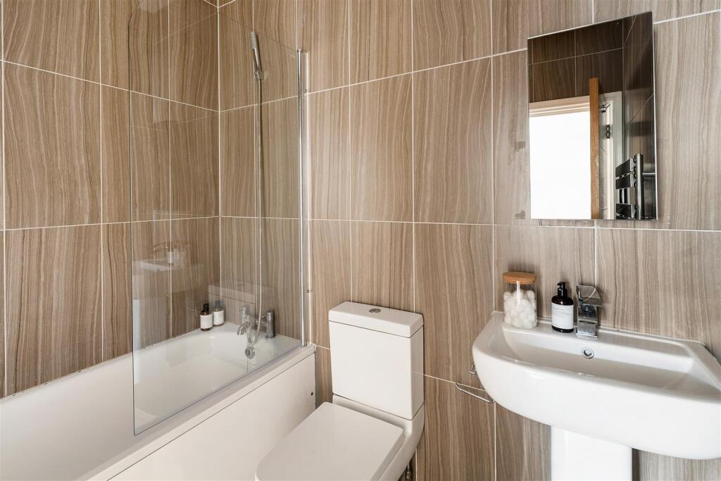 Eastwood Close, E18