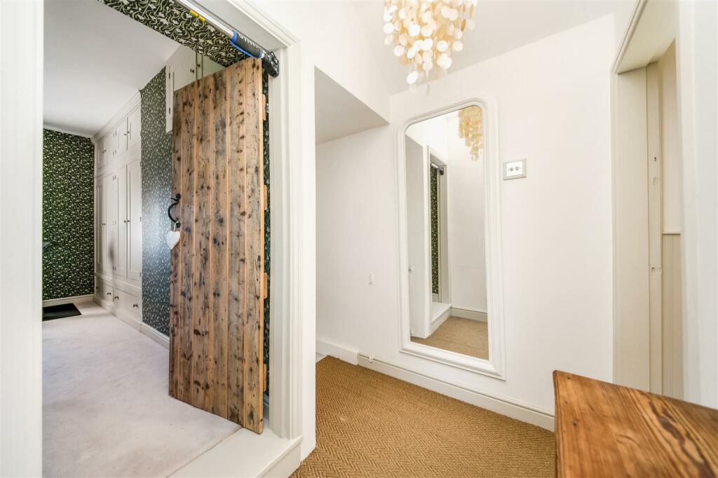 FIRST FLOOR LANDING