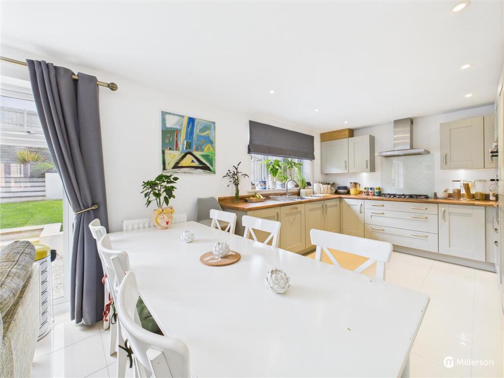OPEN PLAN KITCHEN / DINING / DAY ROOM