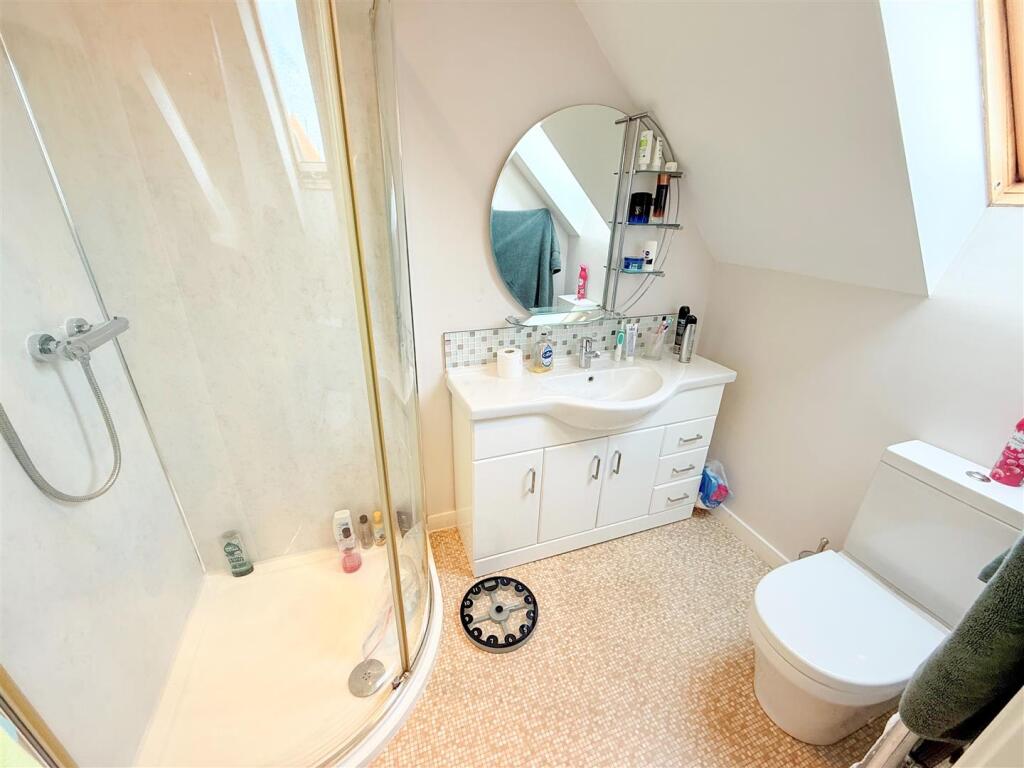 EN SUITE SHOWER ROOM