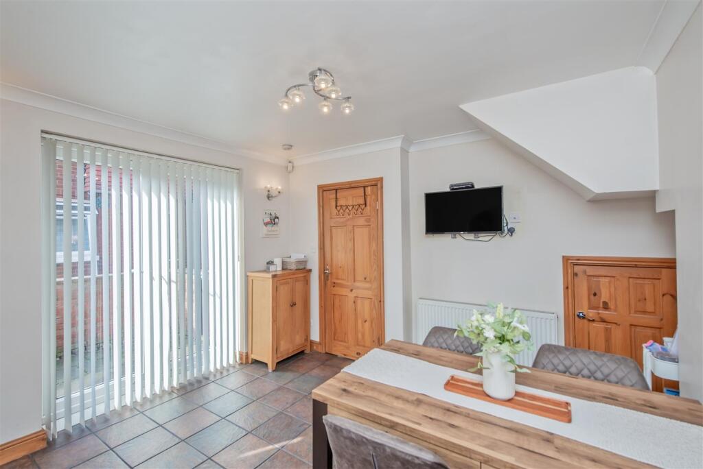 Dining room / Fitted Kitchen:
