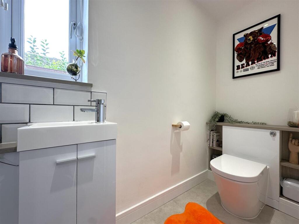 Ground Floor W.C 080