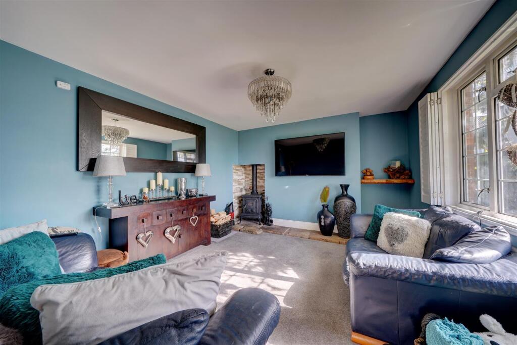 7 The Avenue (2).jpg