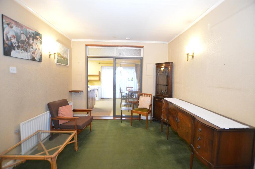 9 Villiers Avenue living a.JPG