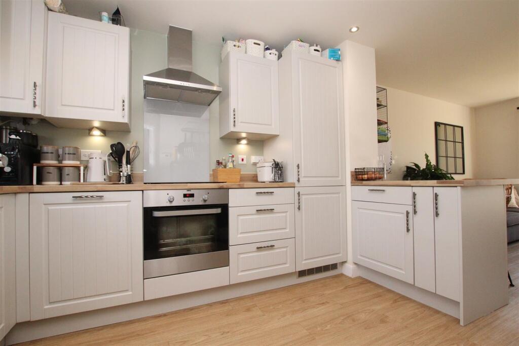 Kitchen_2.JPG
