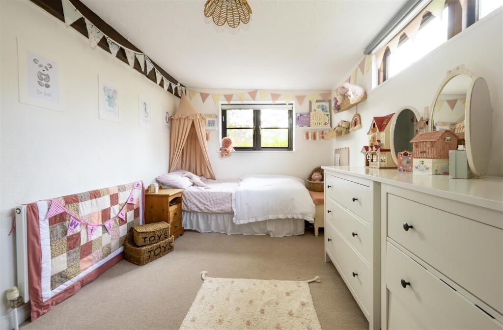 Upstaris bedroom end