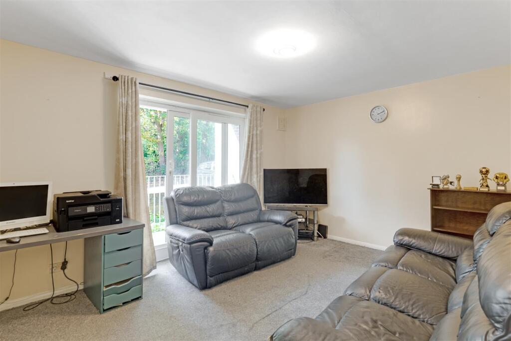 11-db5e84569-Propworld-JJ-Wells Park Court-15.jpg